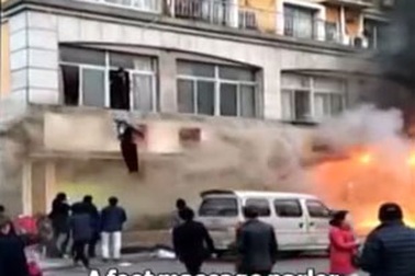 Khoảnh khắc quán massage ở Trung Quốc bốc cháy làm 18 người chết