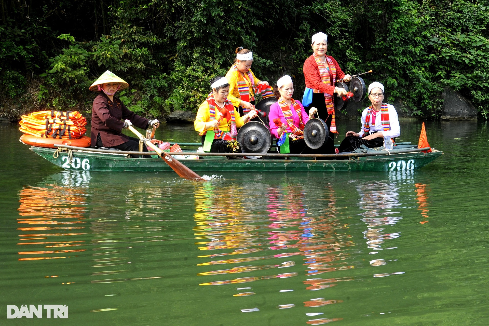 Hàng vạn người đổ về di sản thế giới dự lễ hội Tràng An - 10 Hàng vạn người đổ về di sản thế giới dự lễ hội Tràng An - 10