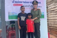 Hai anh em mồ côi được các "mẹ" công an tặng nhà