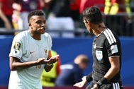 Mbappe bức xúc với trọng tài khi đá hỏng phạt đền, Haaland cũng lên tiếng