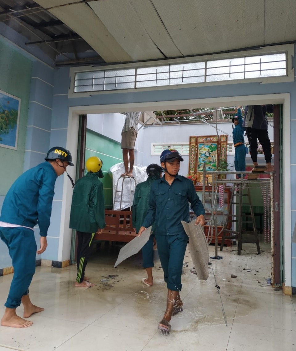 Hàng trăm gia đình miền Tây điêu đứng vì bão số 2 - 5 Hàng trăm gia đình miền Tây điêu đứng vì bão số 2 - 5