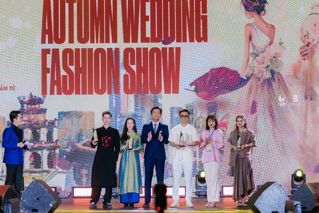 Dàn sao quy tụ trong đêm diễn của TuArt Wedding tại phố đi bộ Hoàn Kiếm - 5 Dàn sao quy tụ trong đêm diễn của TuArt Wedding tại phố đi bộ Hoàn Kiếm - 5