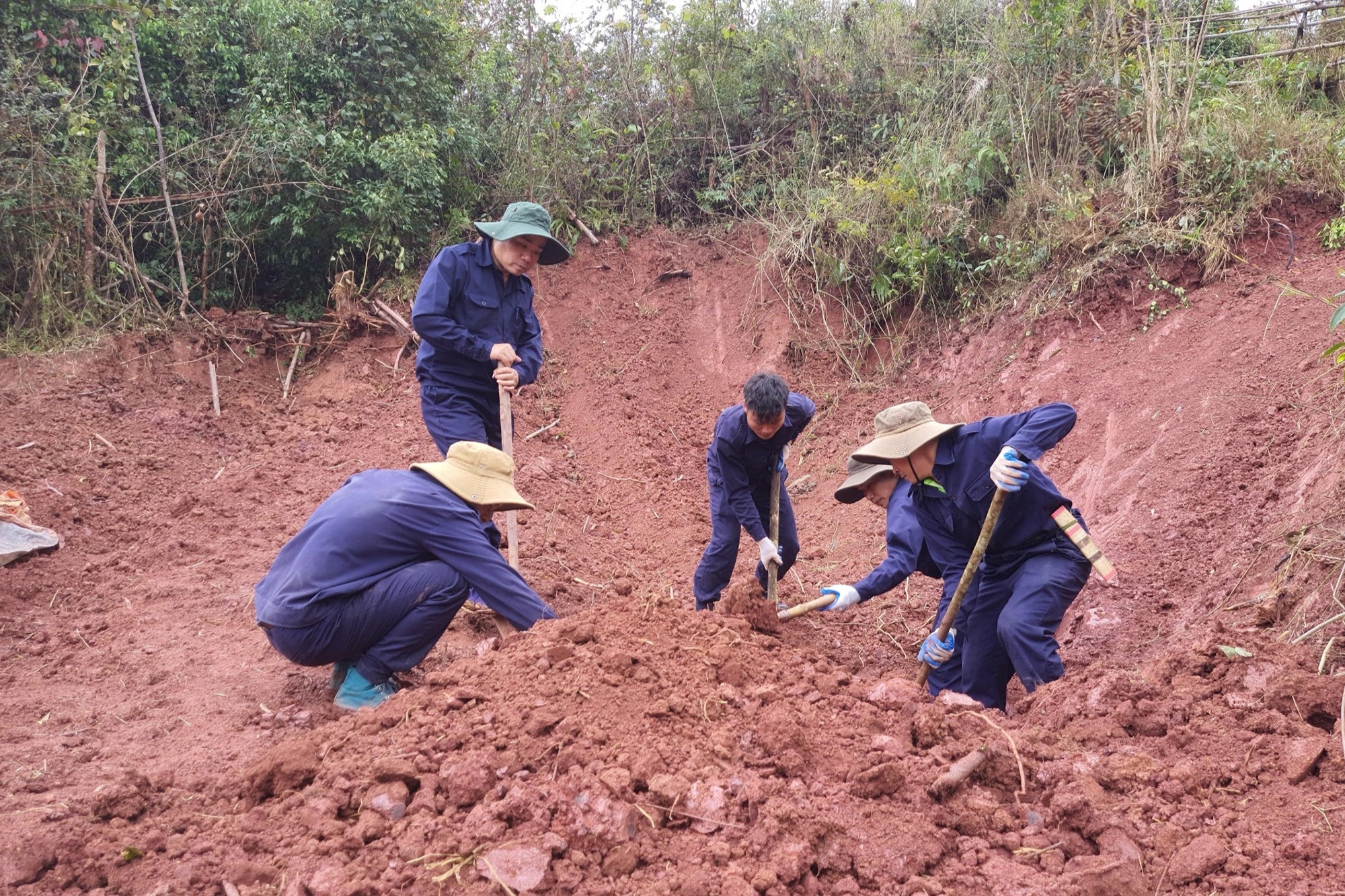 Bạt núi tìm kiếm hài cốt liệt sỹ quân tình nguyện Việt Nam trên đất bạn Lào (Ảnh: Trọng Kiên).