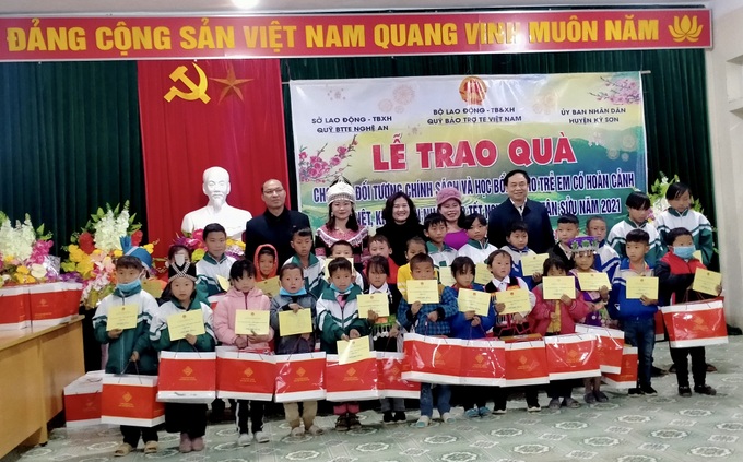 Thứ trưởng Nguyễn Thị Hà thăm, tặng quà tại huyện Kỳ Sơn (Nghệ An) - Ảnh 2.