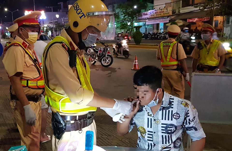 Sáng kiến độc đáo đo nồng độ cồn bằng... bong bóng thời dịch corona - 1 Sáng kiến độc đáo đo nồng độ cồn bằng... bong bóng thời dịch corona - 1