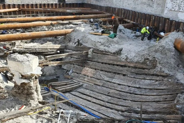 Tàu ma 700 tuổi bất ngờ "xuyên không", hiện ra giữa thành phố