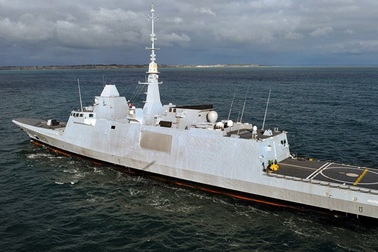 Tàu chiến Pháp bị máy bay Nga “kèm” ngay trước vụ không kích Syria