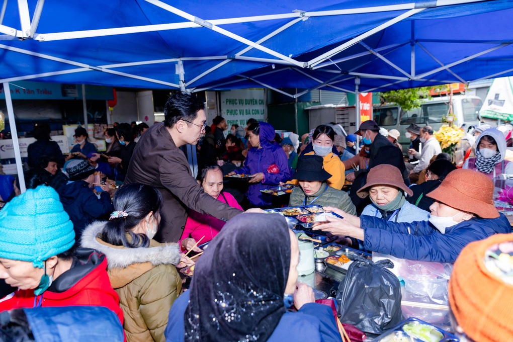 Gcoop Việt Nam trao tặng quà và suất cơm miễn phí cho bệnh nhân đang điều trị tại bệnh viện K - 2 Gcoop Việt Nam trao tặng quà và suất cơm miễn phí cho bệnh nhân đang điều trị tại bệnh viện K - 2