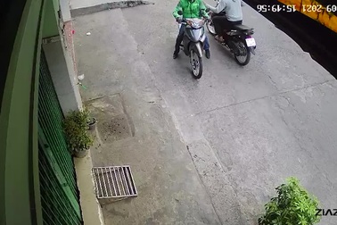 Trộm iPhone rồi nhắn tin lừa người thân nạn nhân chuyển tiền