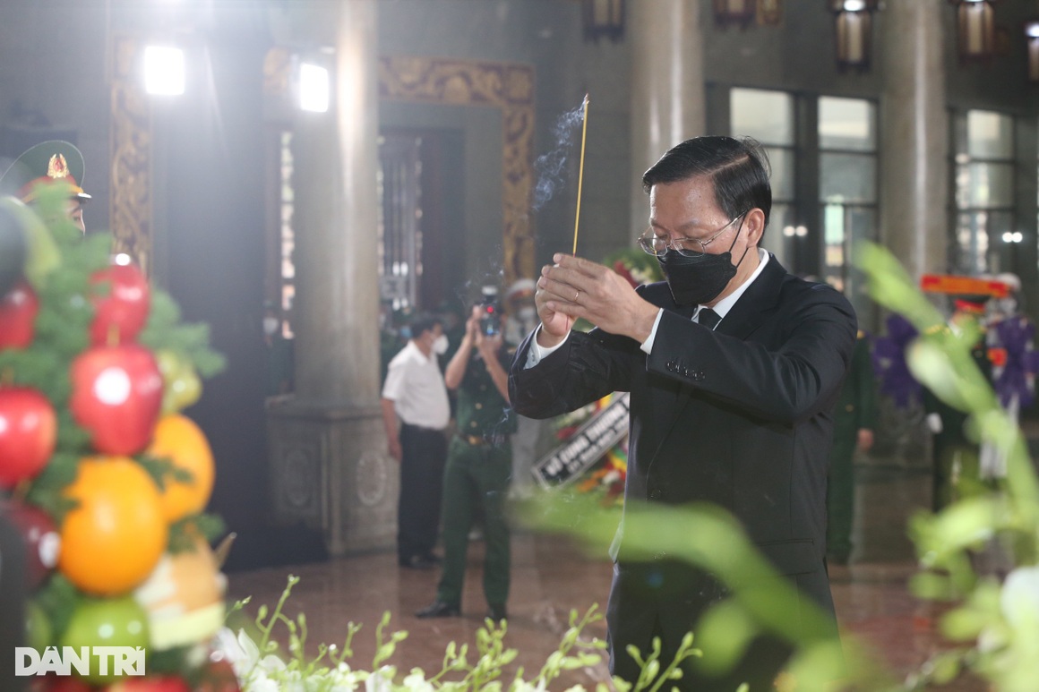Chủ tịch nước Nguyễn Xuân Phúc đến viếng Phó Chủ tịch TPHCM Lê Hòa Bình - 10 Chủ tịch nước Nguyễn Xuân Phúc đến viếng Phó Chủ tịch TPHCM Lê Hòa Bình - 10