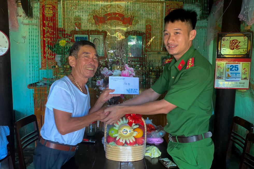 Nhận trưởng công an xã làm con nuôi, cụ bà U80 tiết lộ nguyên nhân bất ngờ - 8 Nhận trưởng công an xã làm con nuôi, cụ bà U80 tiết lộ nguyên nhân bất ngờ - 8
