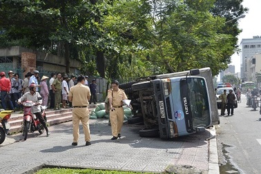 Xe tải sụt hố ga, đè chết một phụ nữ