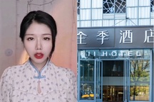 Cô gái xinh đẹp kiện khách sạn sau khi người đàn ông khỏa thân vào phòng