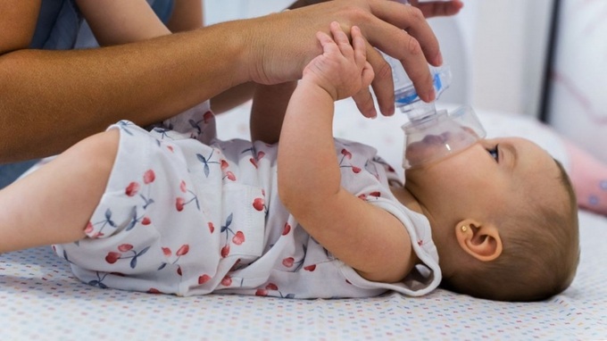Viêm tiểu phế quản là một bệnh nhiễm trùng phổi thường gặp ở trẻ nhỏ và trẻ sơ sinh do đường dẫn khí nhỏ của phổi bị viêm và tắc nghẽn, gây ra ho và khó thở. (Nguồn: Newsinfrance)