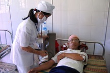 Côn đồ xông vào trường hành hung giáo viên