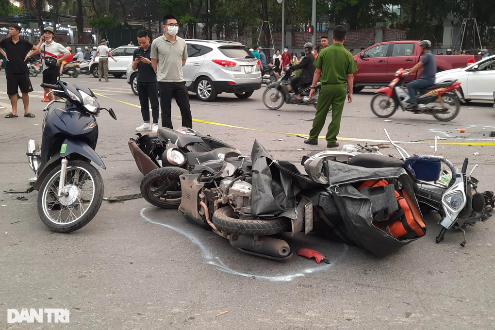 Nhân chứng vụ ô tô tông 17 xe máy: Tài xế bật khóc sau khi gây tai nạn - 4 Nhân chứng vụ ô tô tông 17 xe máy: Tài xế bật khóc sau khi gây tai nạn - 4