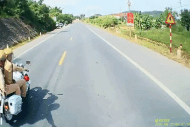 Cảnh sát giao thông dùng súng đạn cao su trấn áp tài xế xe tải