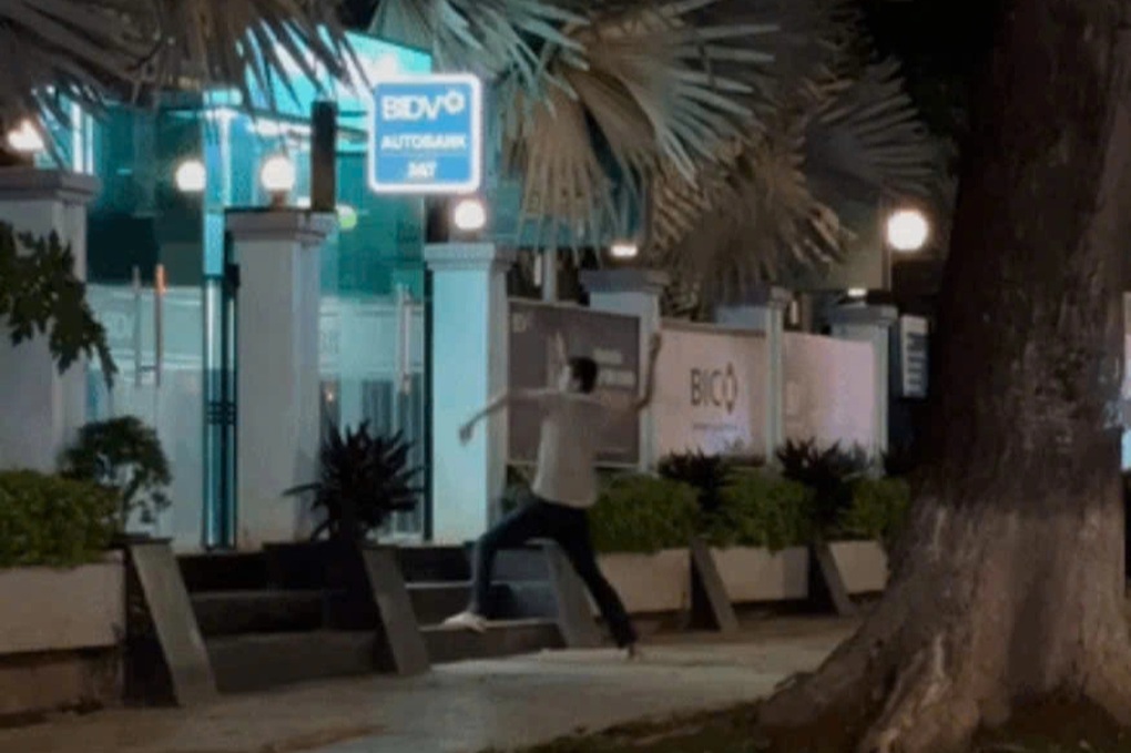 Người đàn ông đập phá trụ ATM trên phố đông người - 1 Người đàn ông đập phá trụ ATM trên phố đông người - 1