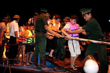 Tàu Hải quân giải cứu du khách mắc kẹt trên đảo Cô Tô