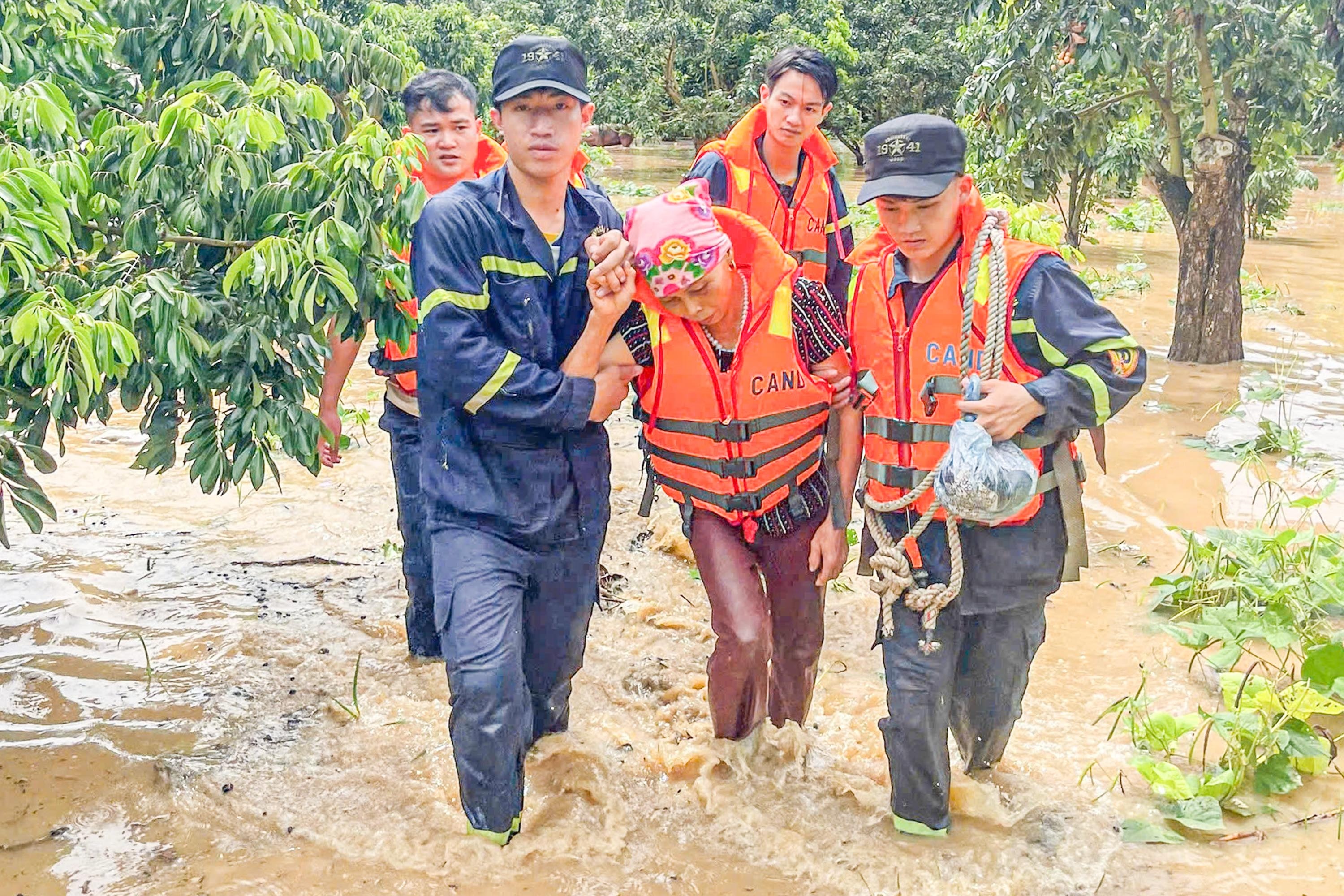 Hình ảnh Công an Sơn La oằn mình giúp dân giữa dòng lũ dữ - 3