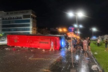 Xe khách lật trên đường phố Ninh Bình, ít nhất 4 người tử vong