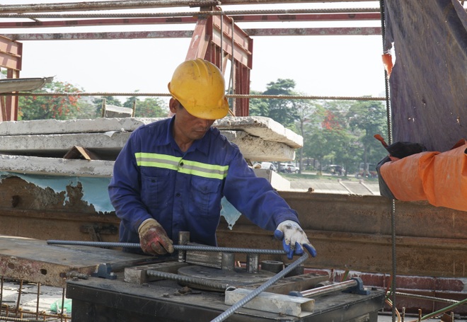 Gấp rút xây dựng hai cây cầu vượt thấp qua hồ Linh Đàm - 10 Gấp rút xây dựng hai cây cầu vượt thấp qua hồ Linh Đàm - 10