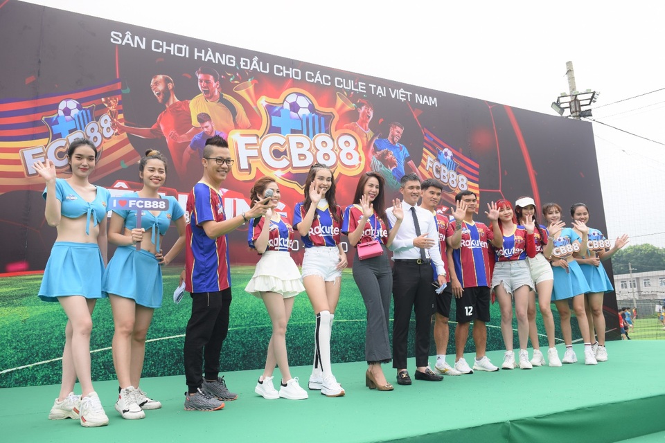 Thuỷ Tiên sát cánh cùng ông xã làm ‘fan cứng’ của FCB88 - 5 Thuỷ Tiên sát cánh cùng ông xã làm ‘fan cứng’ của FCB88 - 5