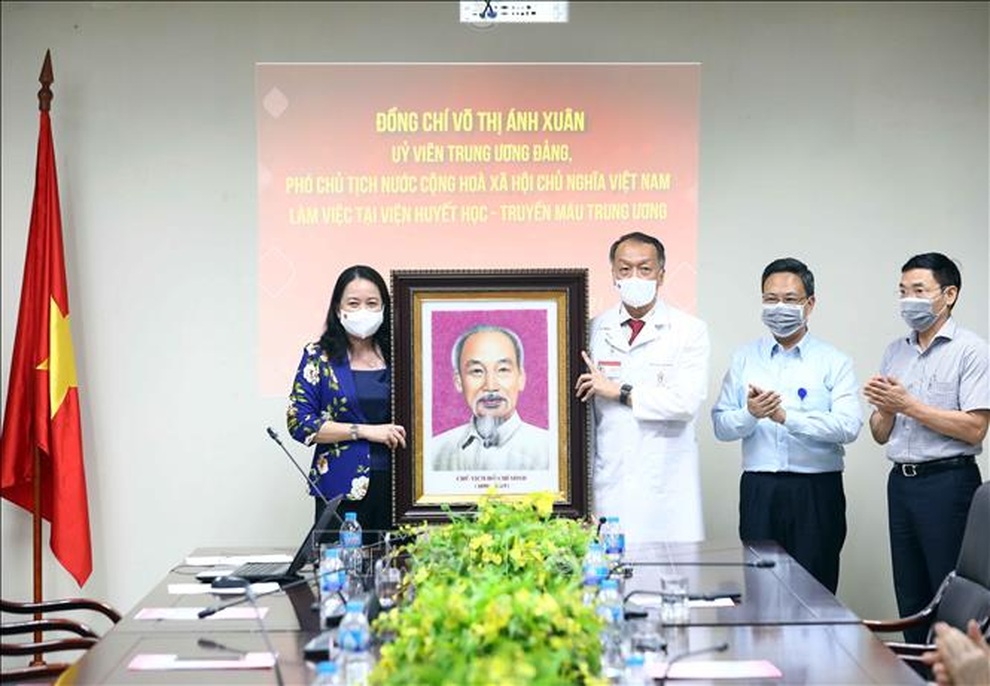 Phó Chủ tịch nước tặng quà trung thu cho bệnh nhi ung thư - 1 Phó Chủ tịch nước tặng quà trung thu cho bệnh nhi ung thư - 1