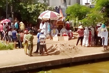 Sóc Trăng: Con cháu mang quan tài cha lên trụ sở UBND xã xin đất chôn