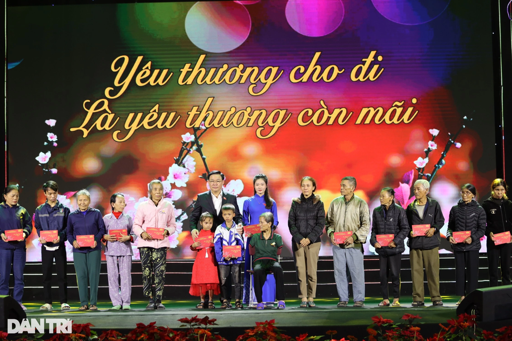 Hơn 140 tỷ đồng ủng hộ Tết vì người nghèo - 1 Hơn 140 tỷ đồng ủng hộ Tết vì người nghèo - 1