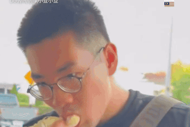 Khách đứng ngoài sân bay, cố ăn 5,5kg sầu riêng vì bị cấm mang lên máy bay