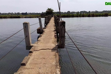Run bần bật đi qua cây cầu "vĩnh biệt" ở Quảng Nam