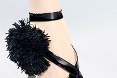 BST xăng đan của Viktor & Rolf và Derek Lam