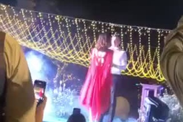 Cô dâu chú rể khiêu vũ