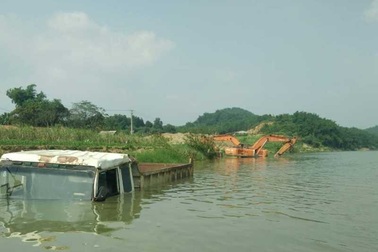 Vụ ô tô, máy xúc chìm dưới lòng hồ thủy điện: Đã có thông báo tích nước?