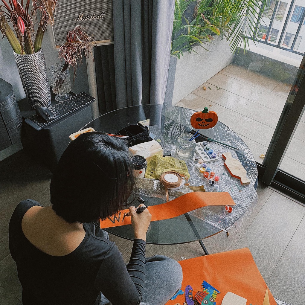 Người Việt mua bí ngô khủng, hình nộm ma quái trang trí nhà dịp Halloween - 7 Người Việt mua bí ngô khủng, hình nộm ma quái trang trí nhà dịp Halloween - 7