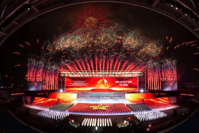 Hà Nội rực sáng đêm pháo hoa chào mừng thành công Đại hội XIV của Đảng