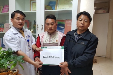 Bạn đọc giúp đỡ hàng chục triệu đồng cho người phụ nữ không biết tiếng Kinh chữa bệnh