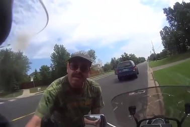 Tài xế bung cửa lao ra sau va chạm với người đi môtô