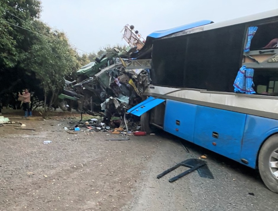 3 người tử vong trong vụ tông xe nghiêm trọng lúc rạng sáng - 2 3 người tử vong trong vụ tông xe nghiêm trọng lúc rạng sáng - 2