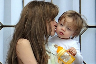 Angelina Jolie âu yếm con ngoài ban công