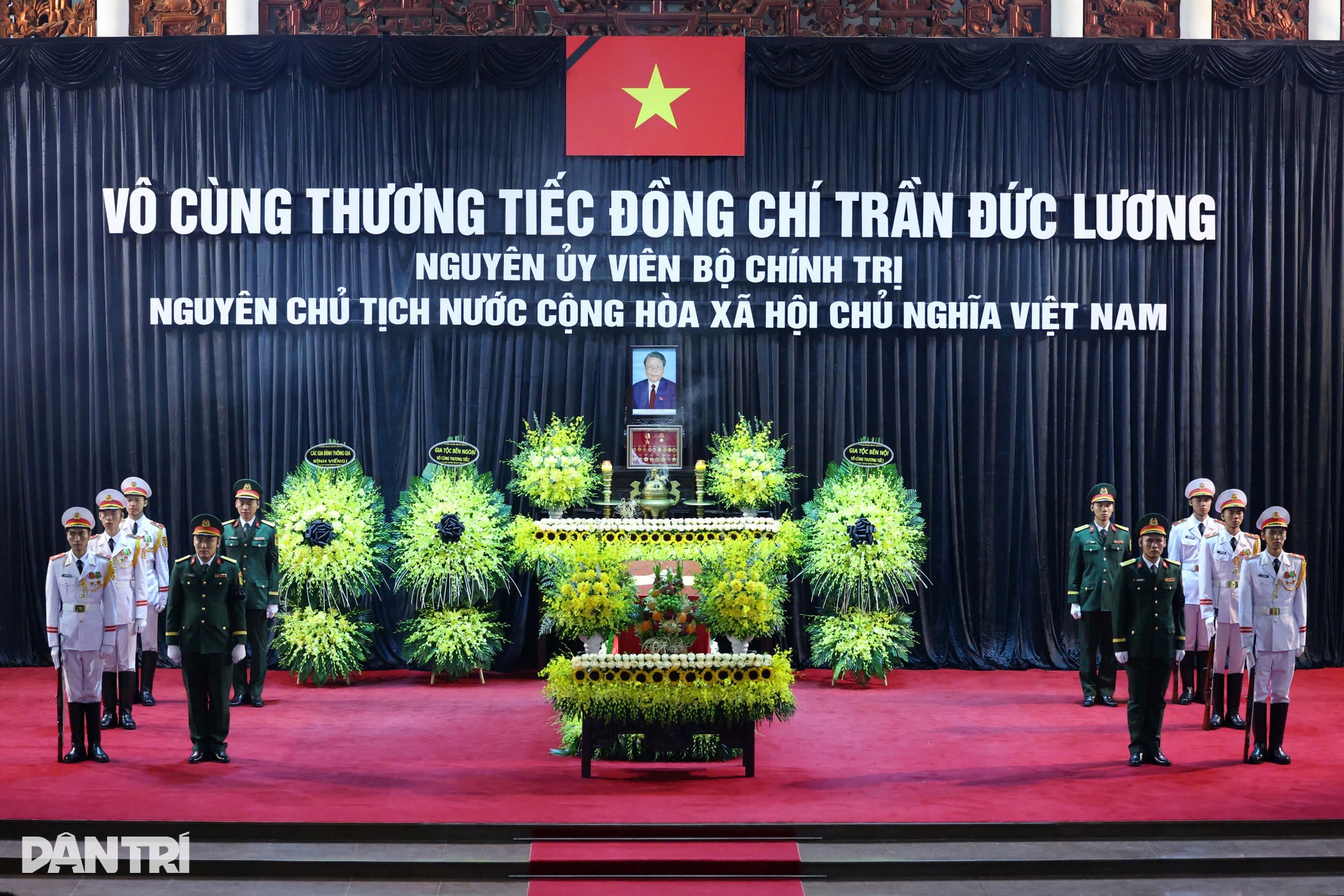Hình ảnh trang nghiêm lễ tang nguyên Chủ tịch nước Trần Đức Lương - 1 Hình ảnh trang nghiêm lễ tang nguyên Chủ tịch nước Trần Đức Lương - 1