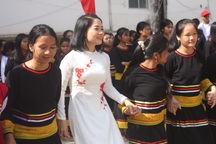 Học sinh dân tộc thiểu số đánh cồng chiêng, nhảy xoang mừng khai giảng