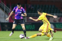 Ngoại binh đá hỏng phạt đền, đội bóng của Lê Huỳnh Đức nhận thất bại