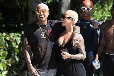 Vũ nữ thoát y hạnh phúc bên bồ mới