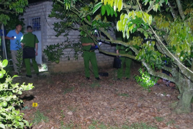 Người phụ nữ nghi trúng đạn lạc tử vong ngay trong vườn nhà