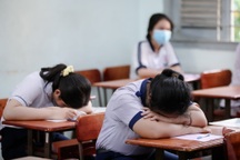 Mệt mỏi rã rời, thí sinh thi lớp 10 ngủ gục trước môn thi ngoại ngữ