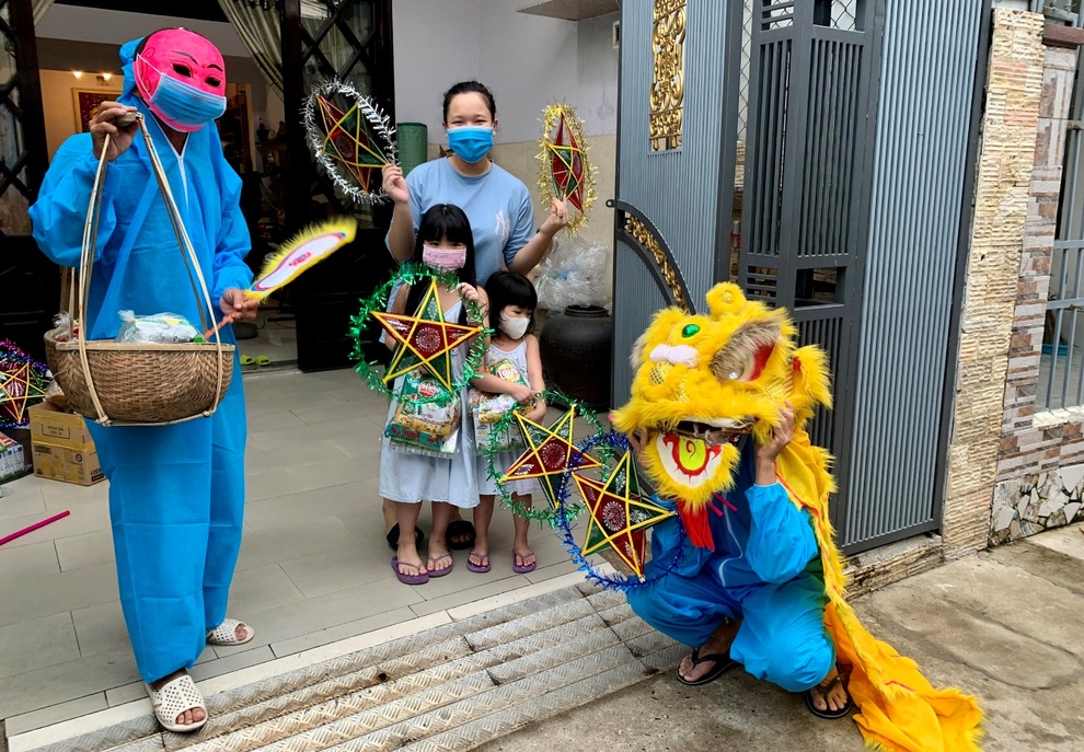 Ông địa, chú lân mặc đồ bảo hộ kín mít đi tặng quà Trung thu các em nhỏ - 1 Ông địa, chú lân mặc đồ bảo hộ kín mít đi tặng quà Trung thu các em nhỏ - 1
