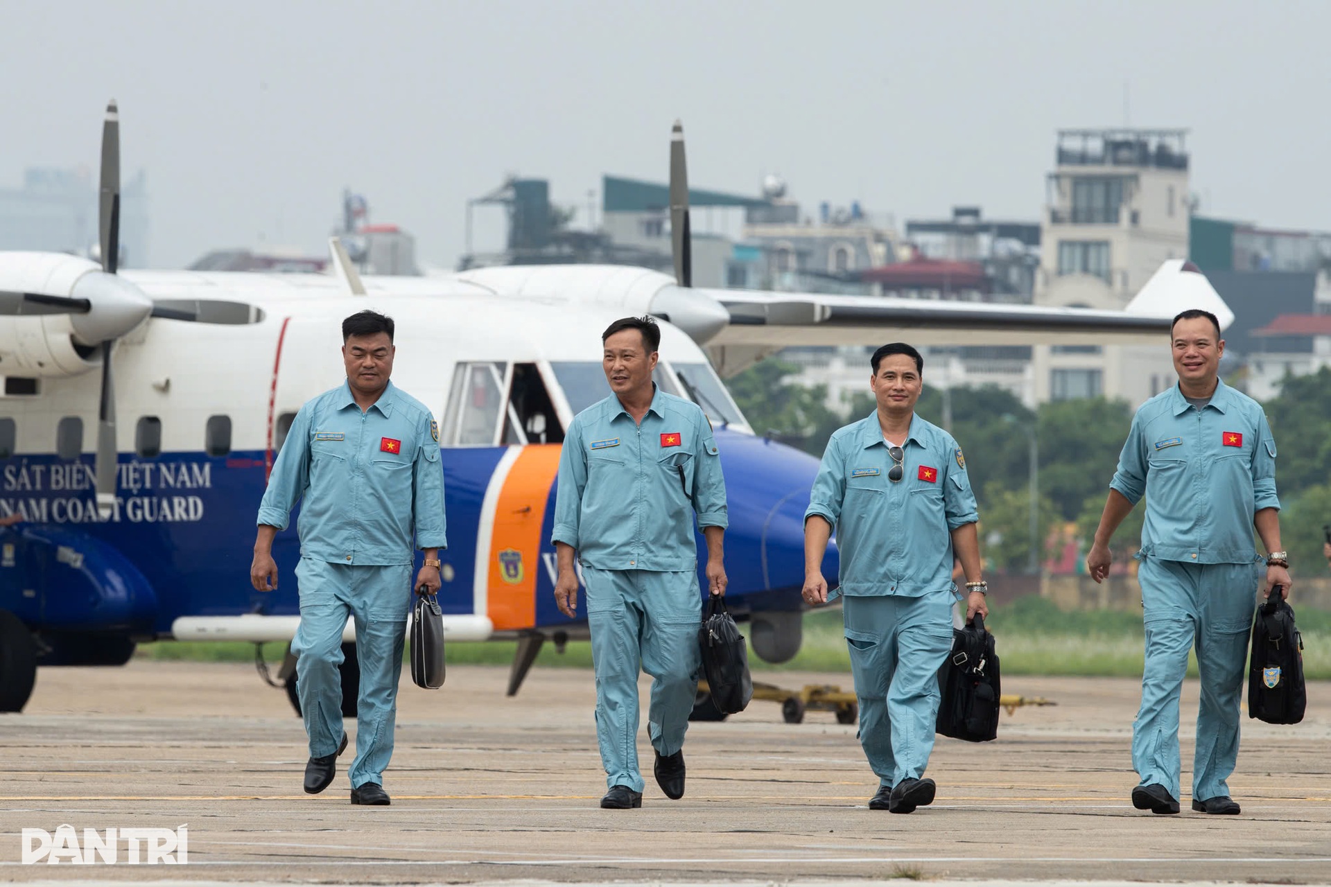 Lần đầu sau 40 năm, máy bay vận tải xếp đội hình bay trên bầu trời Hà Nội - 20 Lần đầu sau 40 năm, máy bay vận tải xếp đội hình bay trên bầu trời Hà Nội - 20