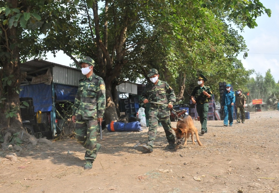 Bộ đội Biên phòng canh đường sông, giữ đường đồng ngăn ngừa dịch Covid-19 - 3 Bộ đội Biên phòng canh đường sông, giữ đường đồng ngăn ngừa dịch Covid-19 - 3